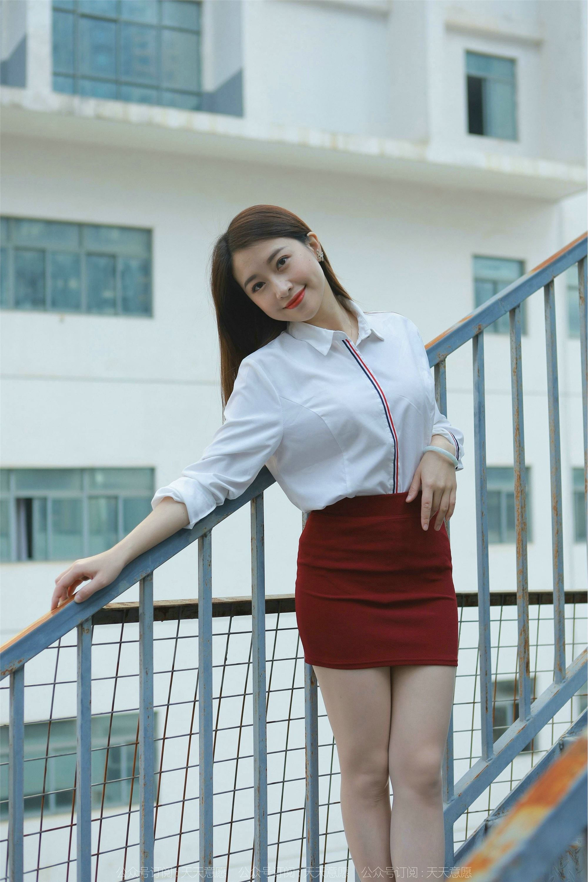 IESS异思趣向  2022.02.17 丝享家1006：小婕《性感红色包臀裙》